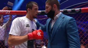 Усман Нурмагомедов позировал с поясом чемпиона UFC