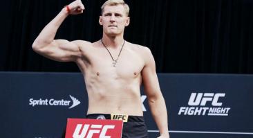 Александр Волков нокаутировал Харриса на UFC 254