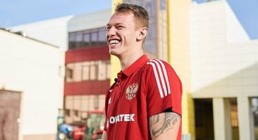 Сафонов рассказал о выборе между первой и молодежной сборной России