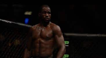 Кори Андерсон в Bellator забил соперника локтями. Видео