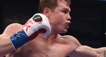 Сауль Альварес защитил титул суперчемпиона мира по версии WBA, одолев Каллума Смита