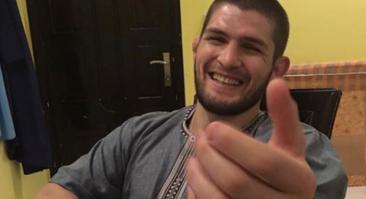 Хабиб Нурмагомедов оценил экстравагантный наряд своего менеджера