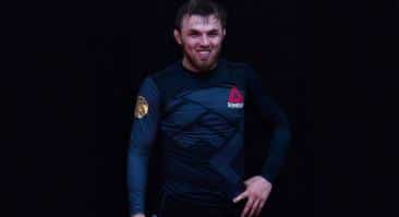 Россиянин Магомедов дебютировал в Bellator крутым тейкдауном. Видео
