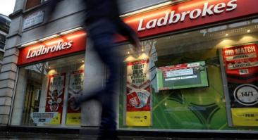 Акции британского игорного холдинга обвалились на $1 млрд после отказа от слияния с американской MGM Resorts