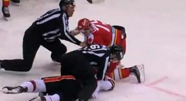 Два русских гиганта устроили жестокий бой в матче КХЛ в Новосибирске