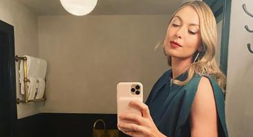 Мария Шарапова опубликовала фото в очень необычном платье с бокалом бабл-гамов
