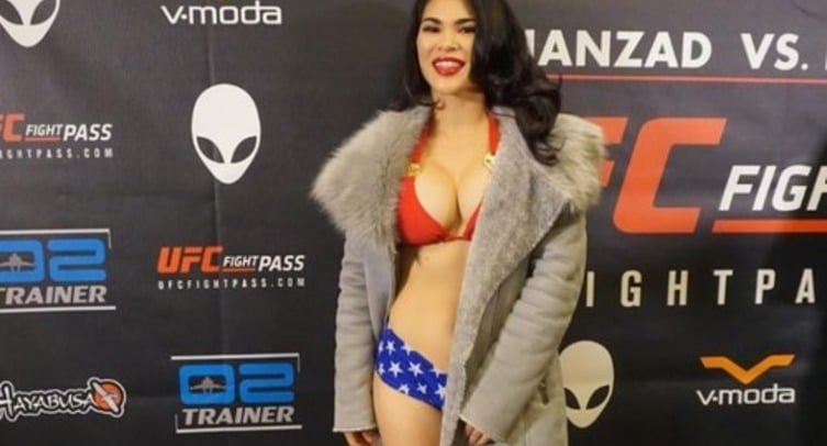 Красавица из UFC Остович показала грудь в очень глубоком декольте