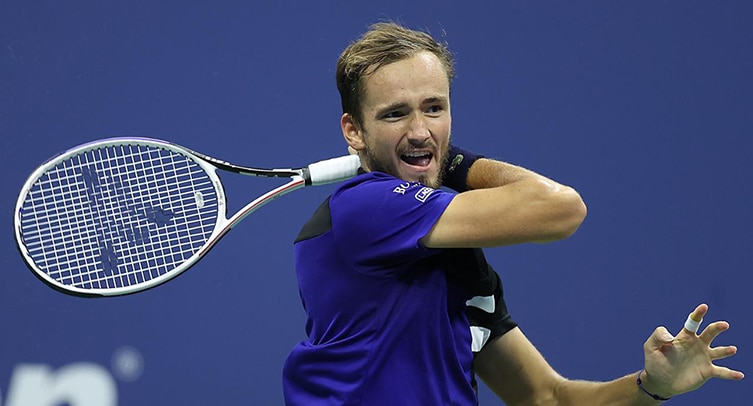 Медведев начал полуфинал Australian Open против Циципаса