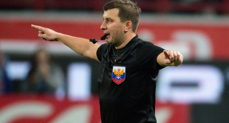 Судья Вилков, которого ультрас «Спартака» хотели выкинуть из самолета, лояльно отреагировал на неадекватность в матче ФНЛ