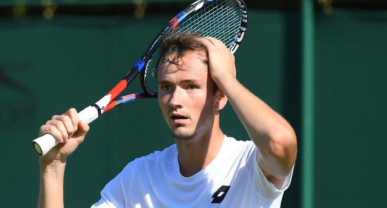 Медведев сенсационно проиграл в первом круге турнира ATP-500 в Роттердаме