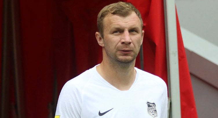 Защитник «Урала» Рыков поспорил с журналистом в перерыве матча с «Рубином»