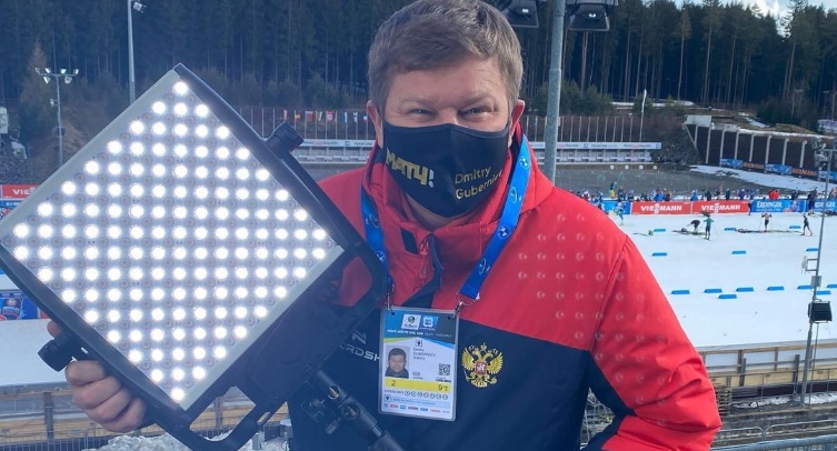 Дмитрий Губерниев резко прокомментировал инцидент с флагом России на ЧМ по шашкам
