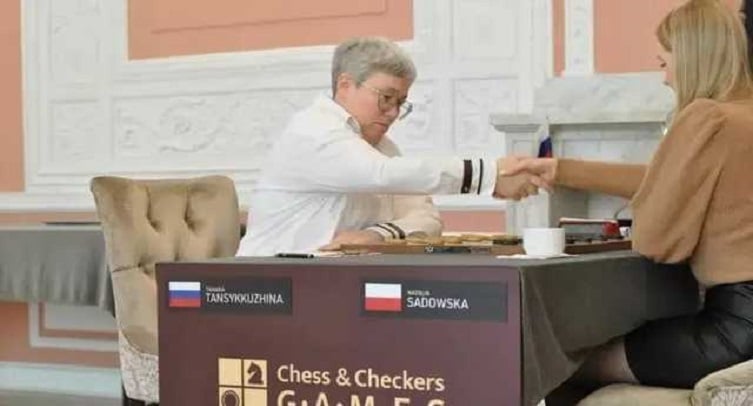 Российская шашистка оценила жест полячки, убравшей свой флаг в знак солидарности