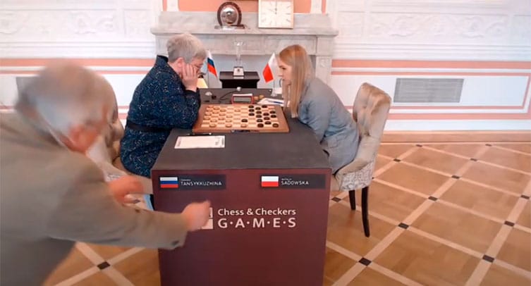 Польская шашистка Садовская убрала свой флаг во время матча с россиянкой Тансыккужиной