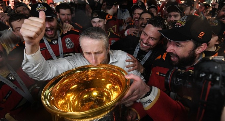 Главный тренер чемпиона КХЛ «Авангарда» дал достойный ответ хейтерам