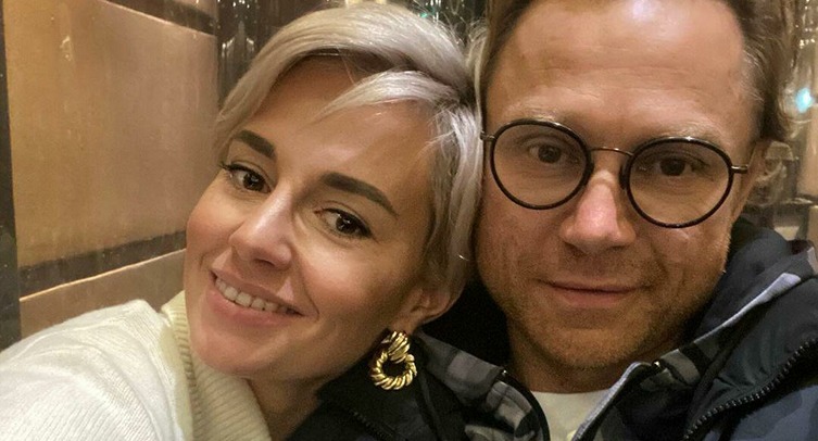 Карпин показал фото и пожаловался, что жена заставила его надеть рубашку