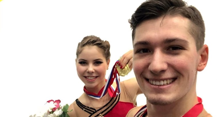 Чемпион мира Галлямов почеканил мячом на льду