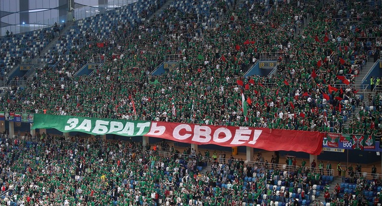 Болельщики «Локомотива» бросали бутылки на поле после того, как «Крылья» сравняли счет