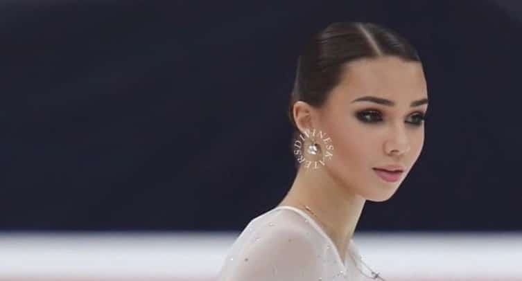 Фигуристка Нугуманова показала фигуру в откровенном купальнике