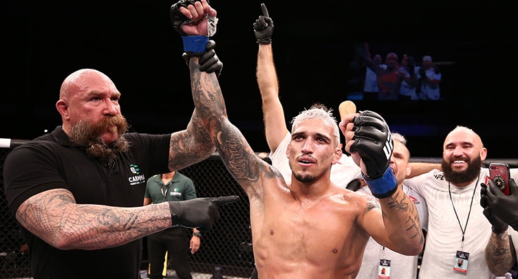 Новый чемпион UFC Оливейра внесен в рейтинг pound for pound
