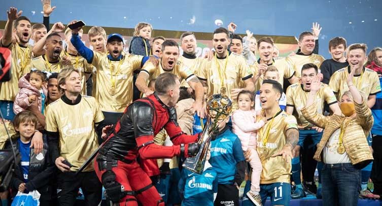 «Зенит» показал, как футболисты поздравили Семака с чемпионством