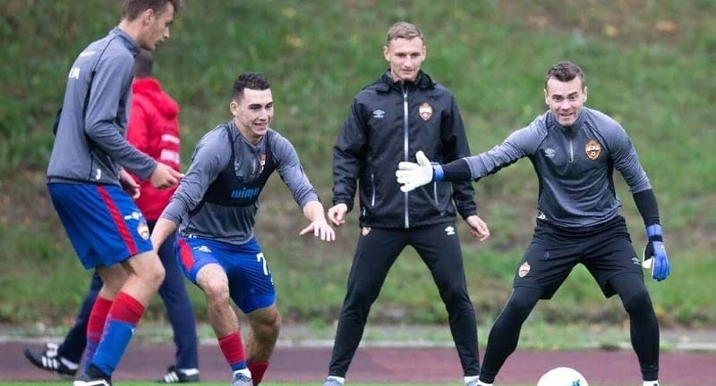 футболисты ЦСКА на тренировке разговаривают