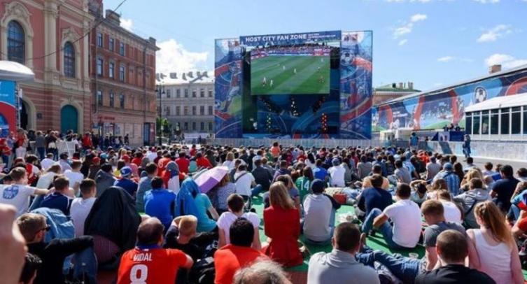 Появилось видео, как россияне в фан-зоне Евро в Питере радуются голам сборной Украины