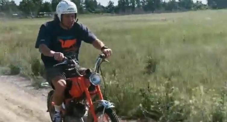 Лидер клуба НХЛ «Рейнджерс» Панарин показал видео своих гонок на мопеде по сельской местности