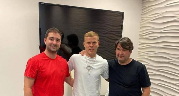 Салихова выложила фото с Газизовым, Кокориным, его агентом и назвала их братанами