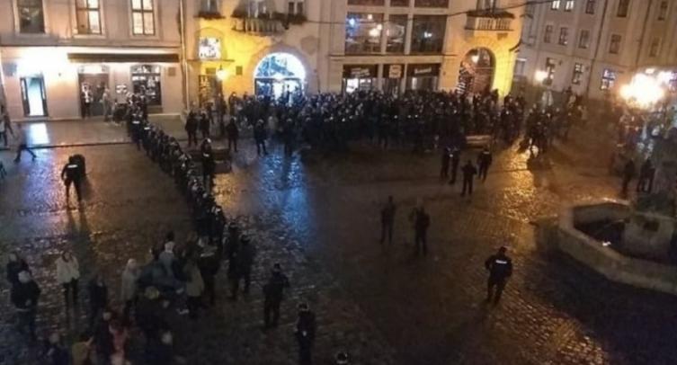 Во Львове украинские болельщики бурно праздновали поражение России и скандировали нашумевшие кричалки