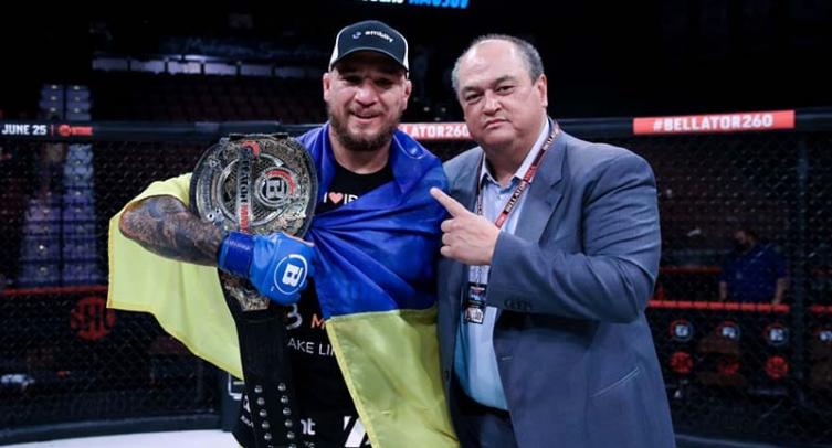 Украинец Ярослав Амосов стал десятым в истории Bellator чемпионом с рекордом без поражений