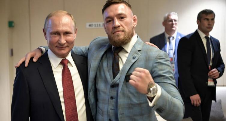 Макгрегор предстал на фото в стильном костюме и с большим синяком
