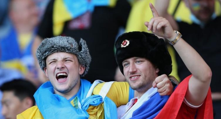 Появилось фото, как болельщик с российским флагом переживает за Украину в матче Евро-2020 со Швецией