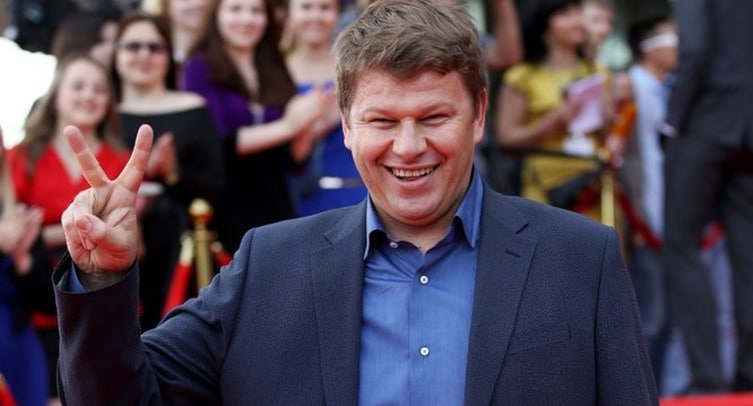 Губерниев заявил, что Бузова будет лучшим футбольным судьей на планете