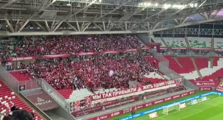 Ультрас «Спартака» трогательно поддержали певицу МакSим на матче с «Рубином»