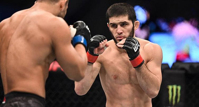 Махачев победил Мойзеса удушающим приёмом на UFC Vegas 31
