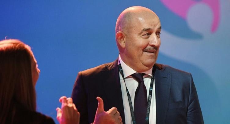 Черчесов на пресс-конференции нарушал антиковидные требования и требовал этого от журналистов