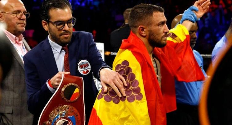 Экс-чемпион мира по боксу Сенченко высказался о скандальной ситуации с флагом Ломаченко после боя с Комми
