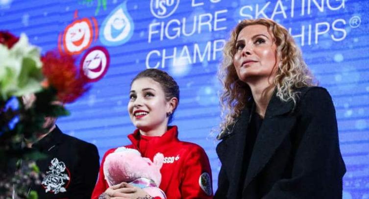 Тутберидзе считает, что Косторная могла бы кататься с травмой руки