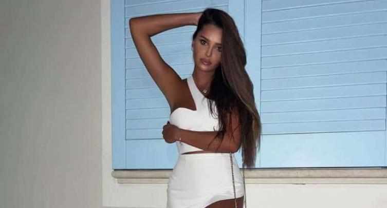 Гимнастка Севастьянова показала стройные ноги в белом коротком платье