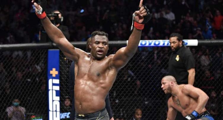 Нганну победил Гана, Фигередо вернул титул и другие результаты UFC 270