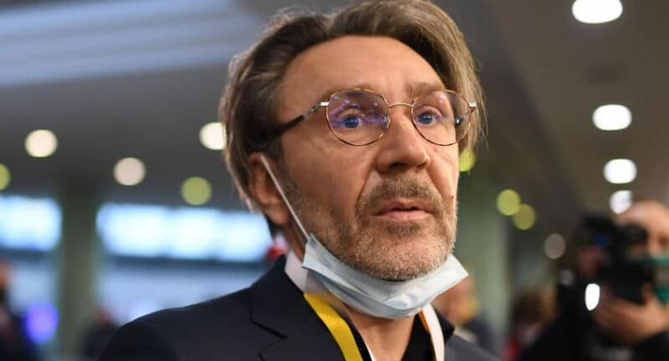 Шнуров в новой песне высмеял введение Fan ID: «Все как один — болельщик-вредитель»