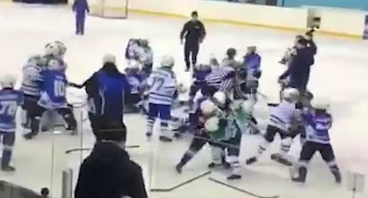 Видео страшной драки детских хоккейных команд в Новокузнецке