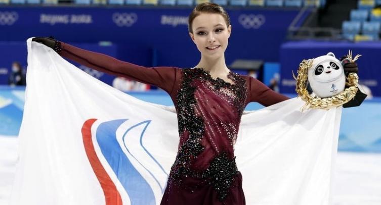 Щербакова показала совместное фото с Большуновым и четырьмя золотыми медалями ОИ-2022