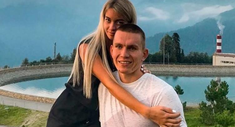 Большунов показал, как после пребывания на Олимпиаде его встретила дома супруга