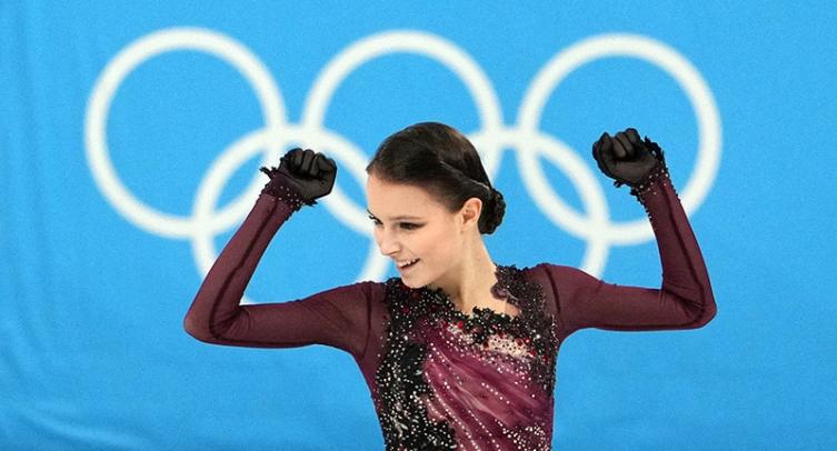 Боброва рассказала, пользуются ли фигуристки услугами визажистов на соревнованиях