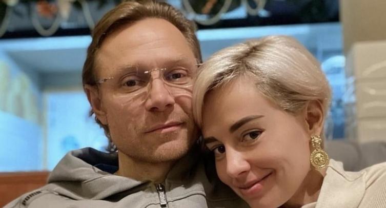 Жена Карпина поздравила тренера сборной России песней и клипом