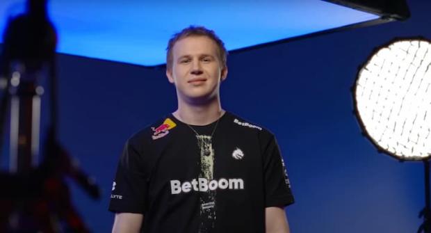 Завершился групповой этап StarLadder Budapest Major 2025 по CS2. По его итогам определились все участники плей-офф чемпионата. Белорусский киберспортсмен Андрей tN1R Татаринович и его команда Team Spirit сыграет в четвертьфинале. Букмекеры оценили вероятность победы. Сетка турнира Team Spirit встретится с Team Falcons — победитель противостояния сыграет с лучшим из пары Team Vitality — The Mongolz. В других матчах четвертьфиналов FURIA Esports попробует выстоять против Natus Vincere, а MOUZ померится силами с FaZe Clan. 5.10 - белорусский игрок впервые выиграет мейджор по CS 2 Именно такой коэффициент дают аналитики Winline на то, что команда Татариновича Team Spirit станет триумфатором StarLadder Budapest Major 2025 (вероятность 19%). [cs_bet_block bk_id="453090" coef="5.10" title="Team Spirit - победитель StarLadder Budapest Major 2025"] Главным же фаворитом является бразильская организация FURIA Esports. [cs_bet_block bk_id="453090" coef="3.70" title="FURIA - победитель StarLadder Budapest Major 2025"] StarLadder Budapest Major 2025 проходит с 24 ноября по 14 декабря.